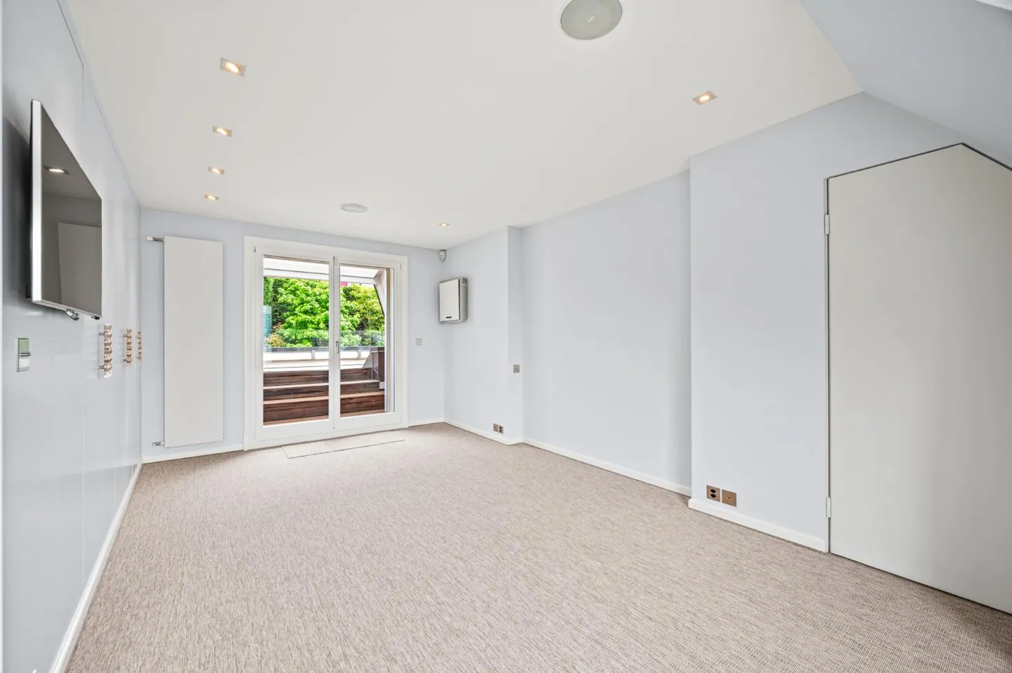 ANIERES - Magnificent villa with panoramic lake view - Photo 23 of 30