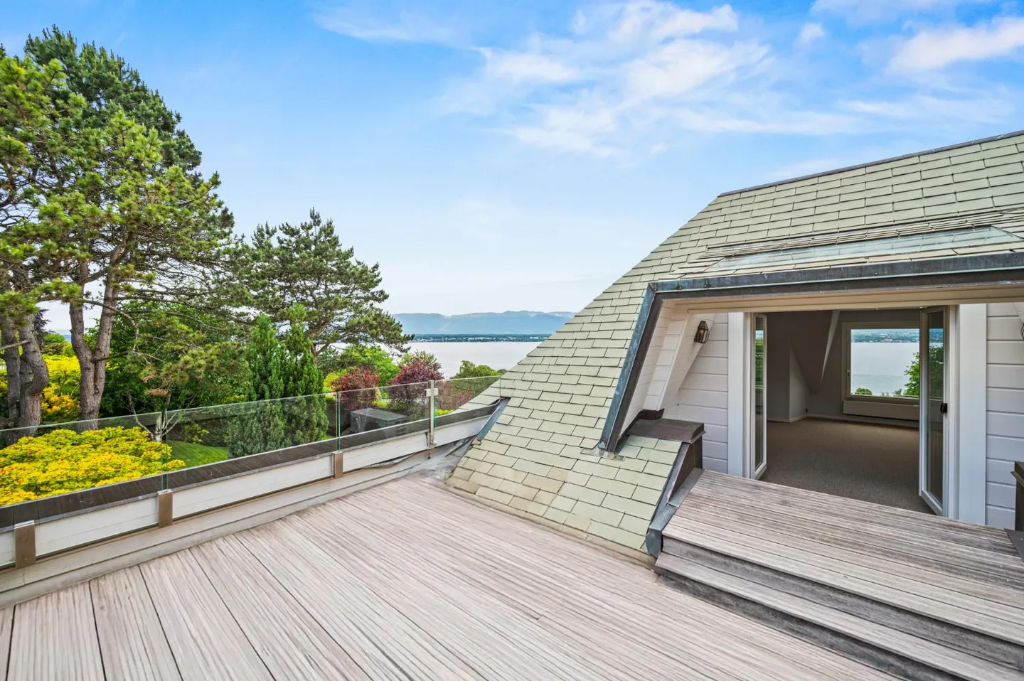 ANIERES - Magnificent villa with panoramic lake view - Photo 27 of 30