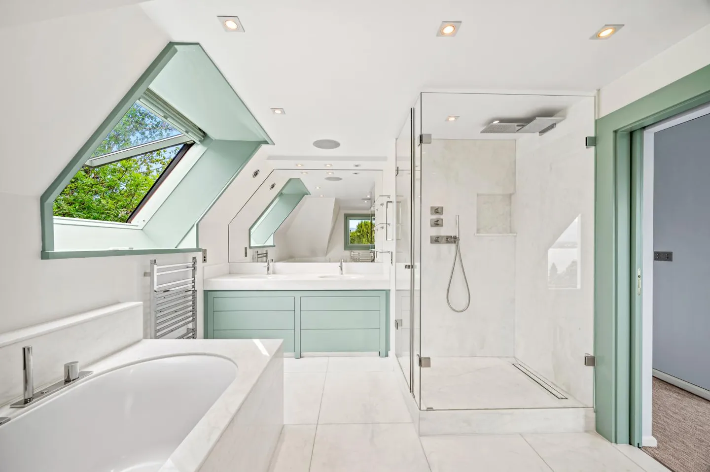 ANIERES - Magnificent villa with panoramic lake view - Photo 28 of 30