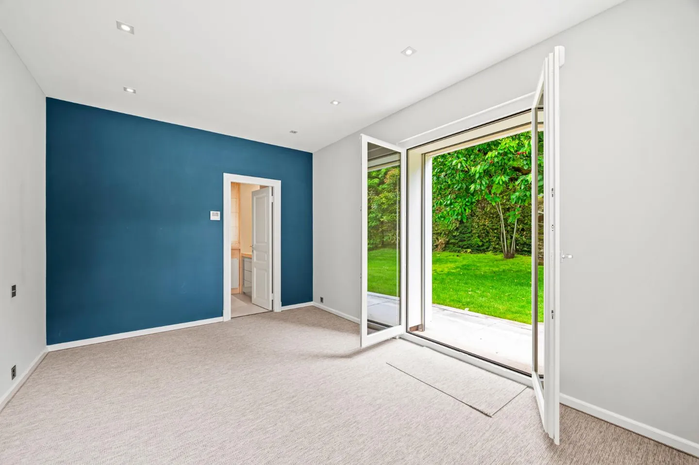 ANIERES - Magnificent villa with panoramic lake view - Photo 16 of 30