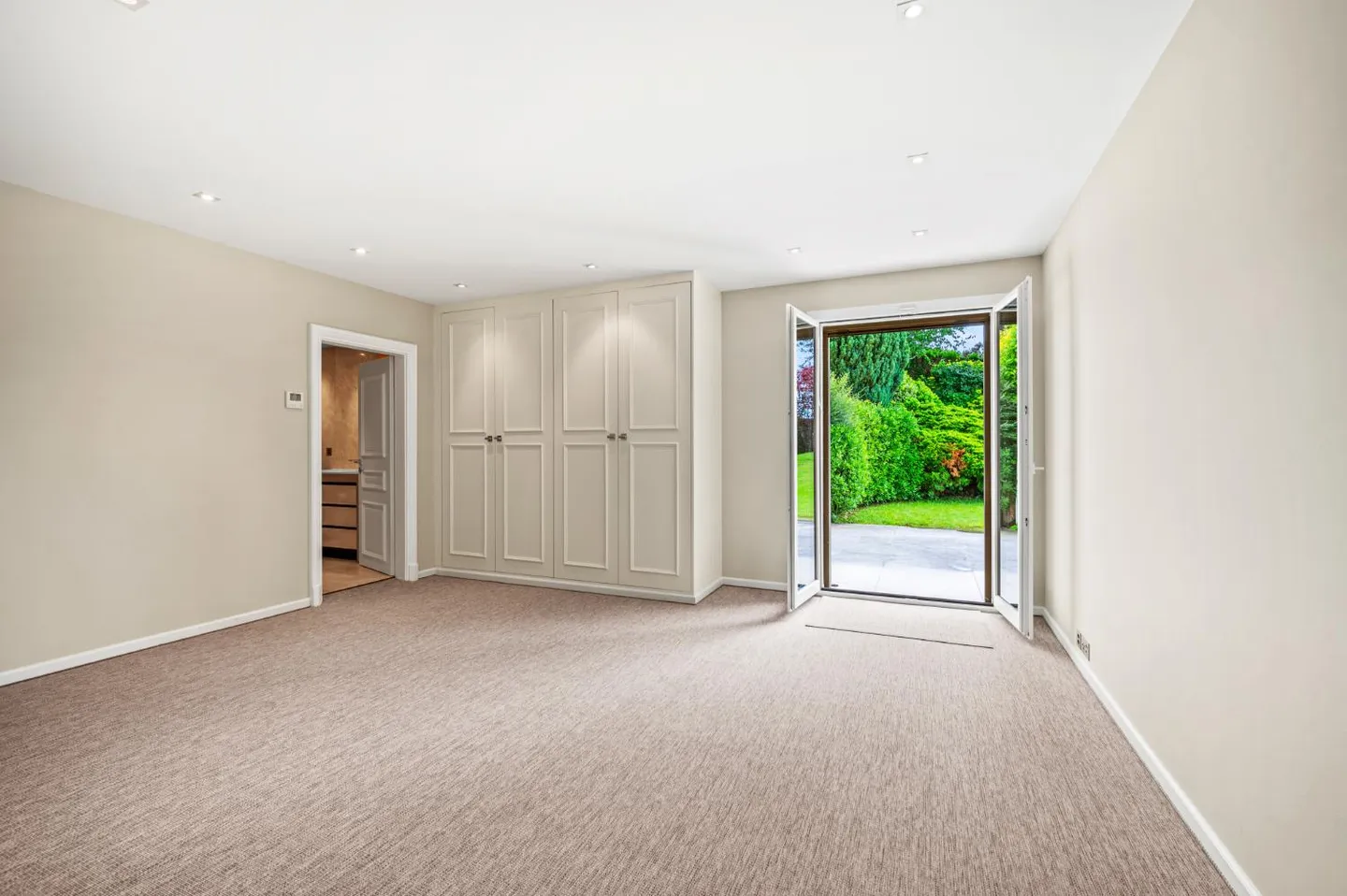 ANIERES - Magnificent villa with panoramic lake view - Photo 17 of 30