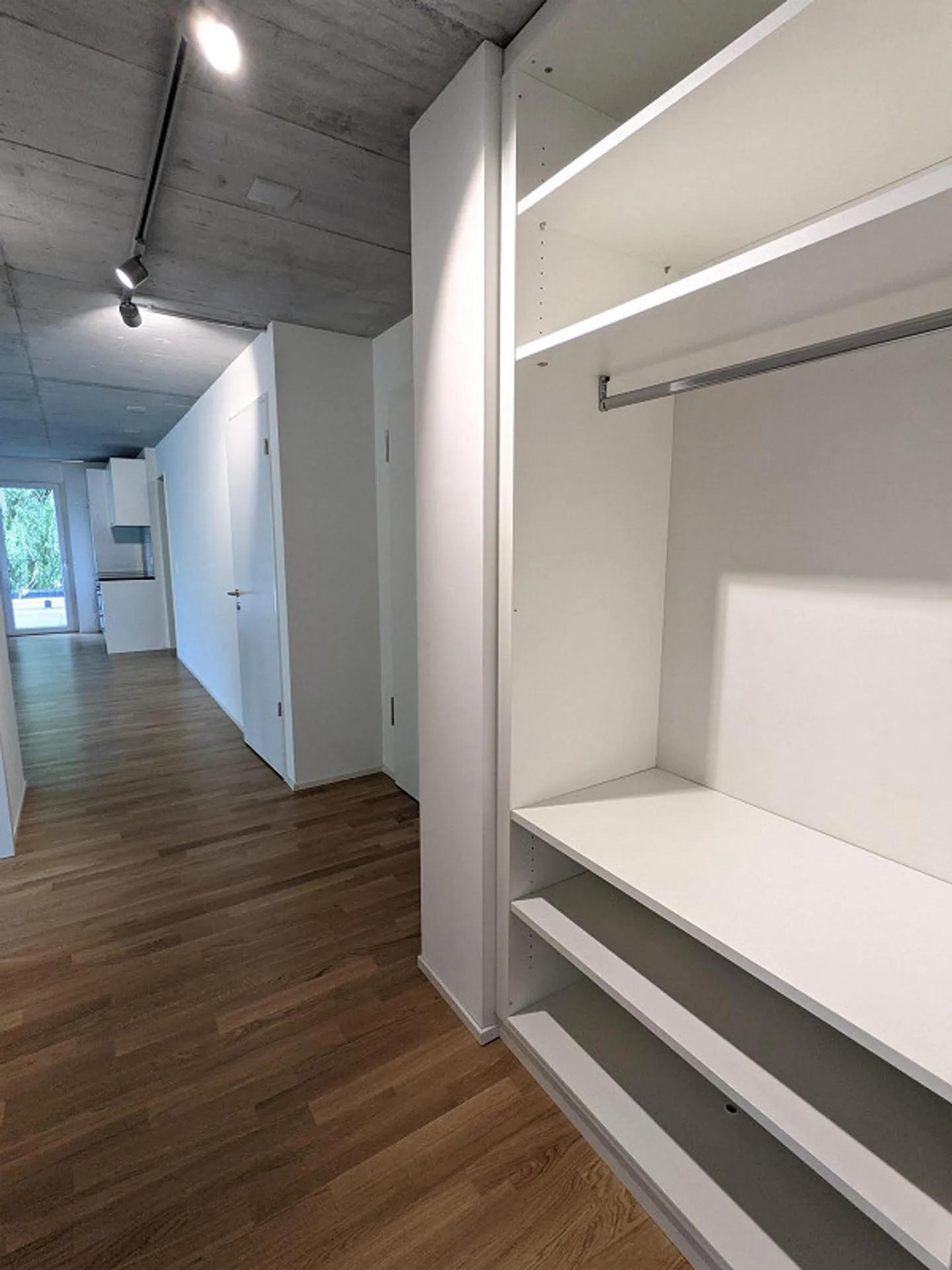 Top modern 3.5-room apartment with washing tower + terrace - Photo 8 of 12