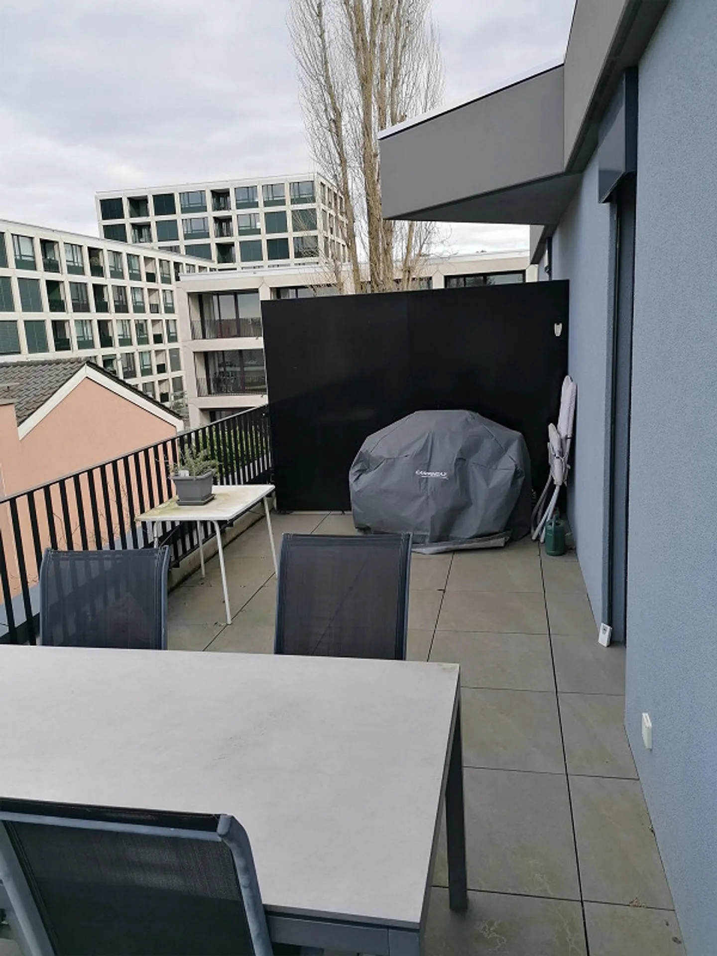 Top modern 3.5-room apartment with washing tower + terrace - Photo 9 of 12