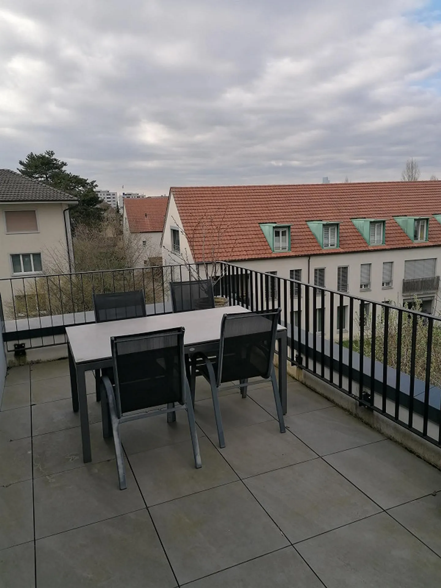 Top modern 3.5-room apartment with washing tower + terrace - Photo 10 of 12