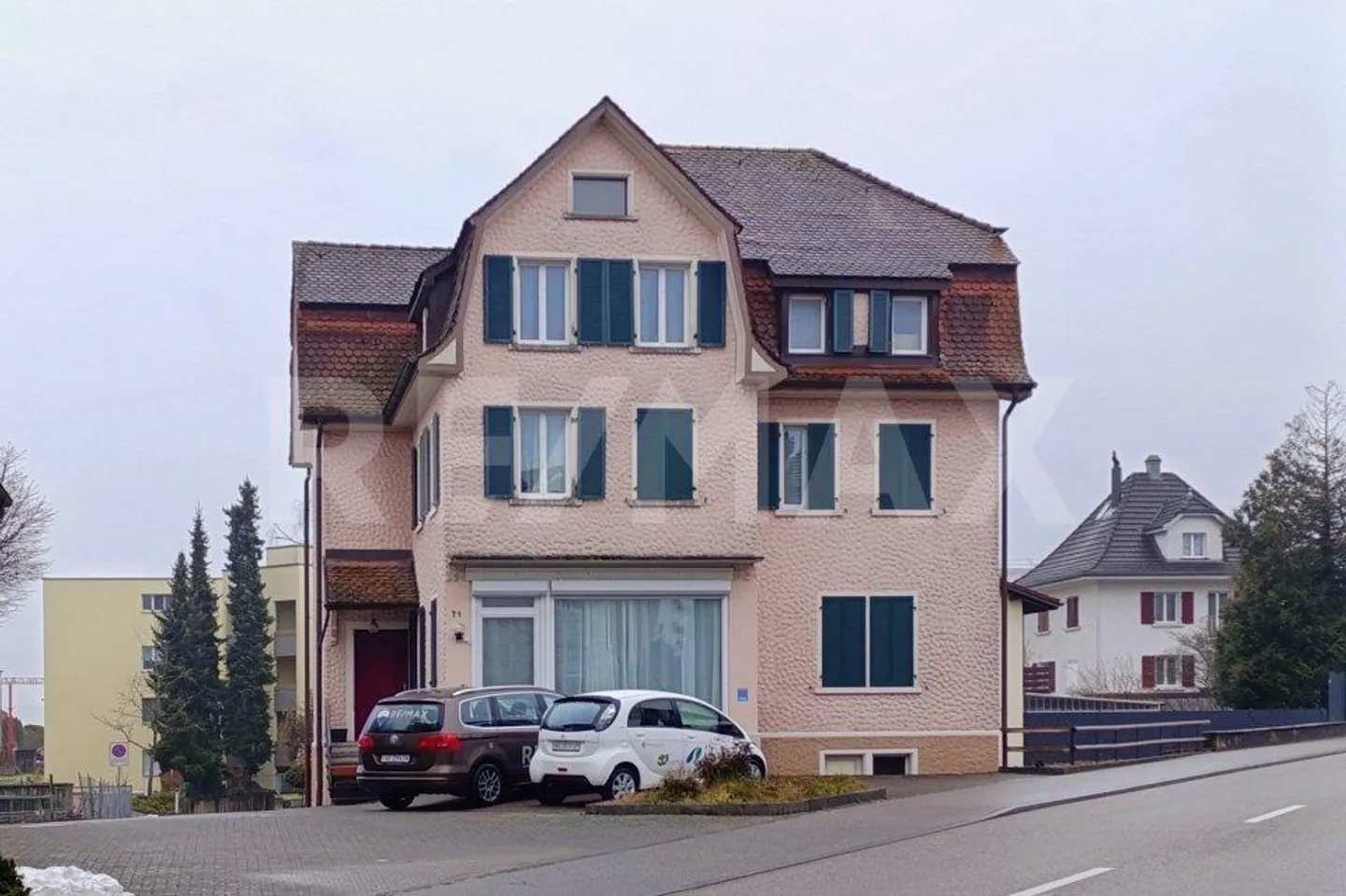 Maison multifamiliale avec 3 appartements attrayants - Photo 1 sur 10