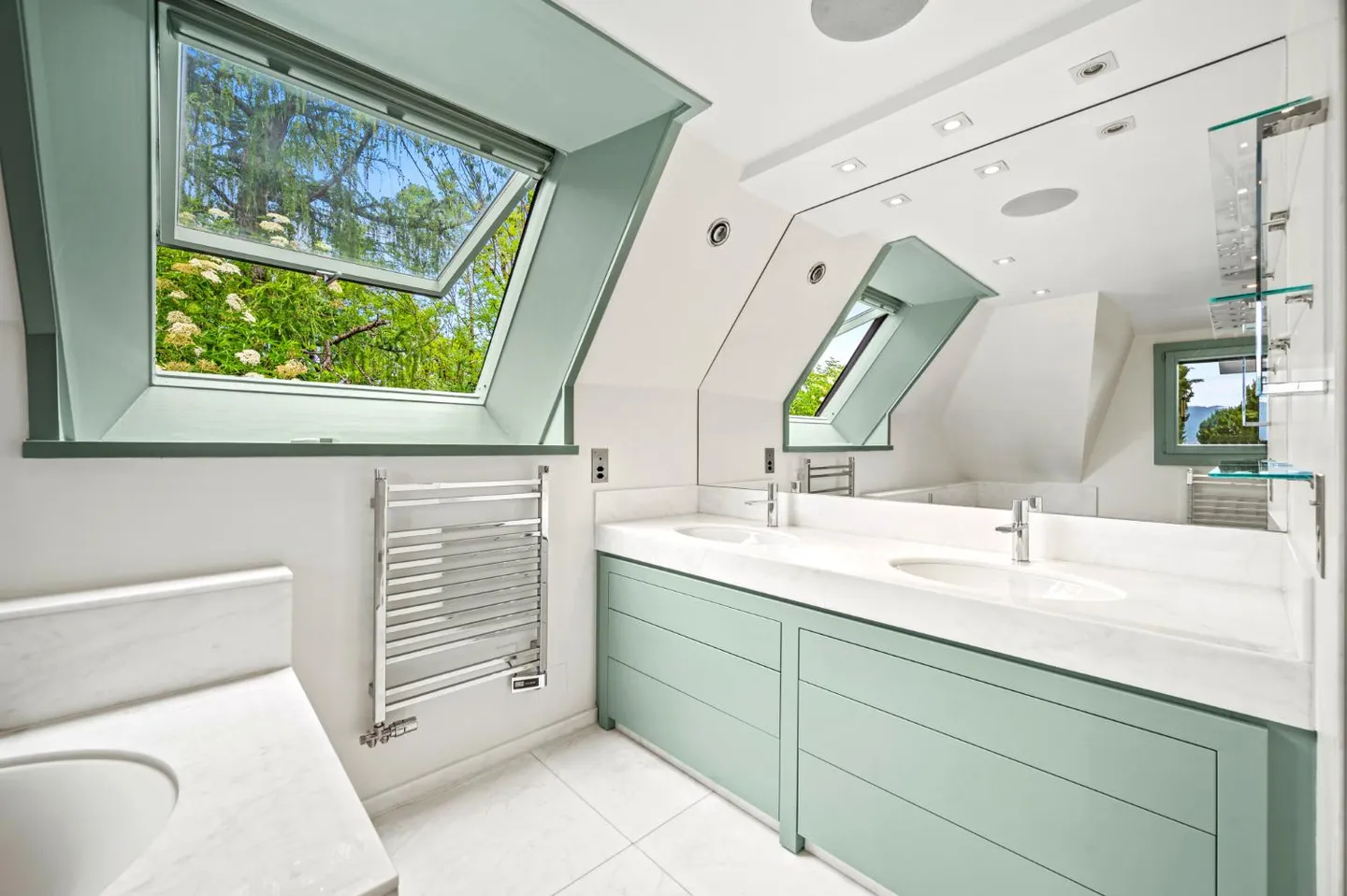 ANIERES - Magnificent villa with panoramic lake view - Photo 29 of 30