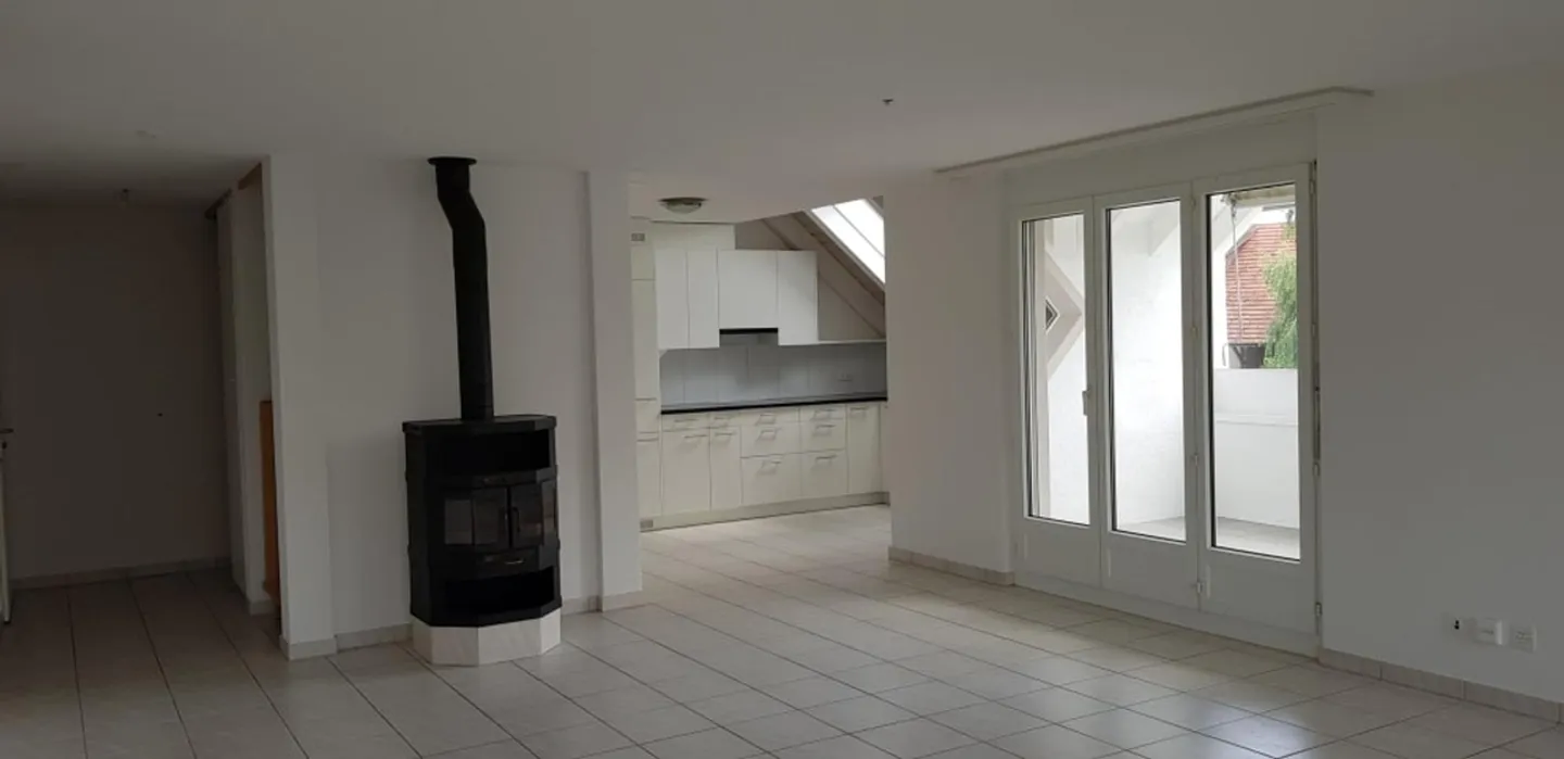 Appartement en attique de 4,5 pièces spacieux avec balcon ensoleillé, Wängi - Photo 2 sur 11