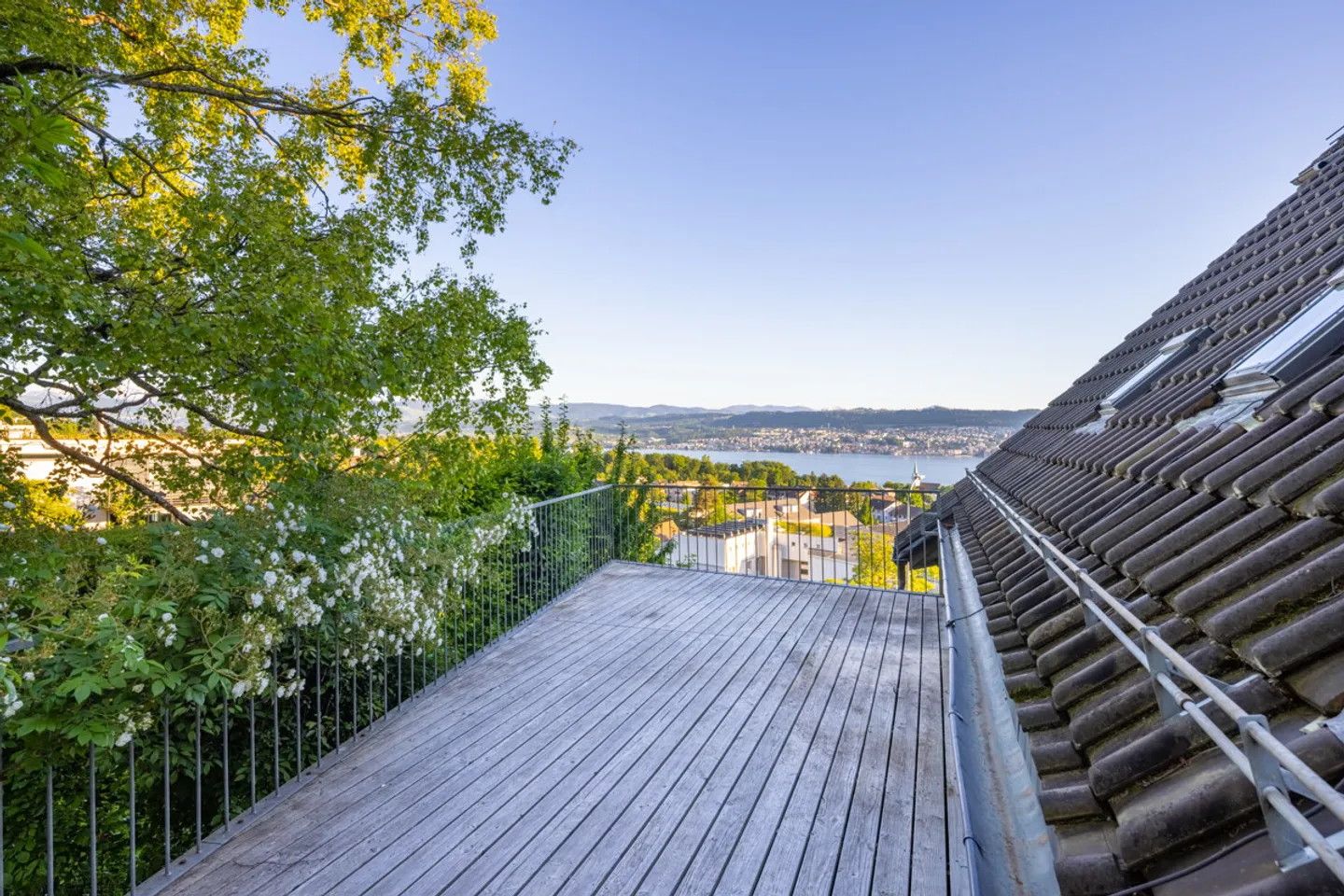 Family-friendly house with great lake view - Photo 3 of 6