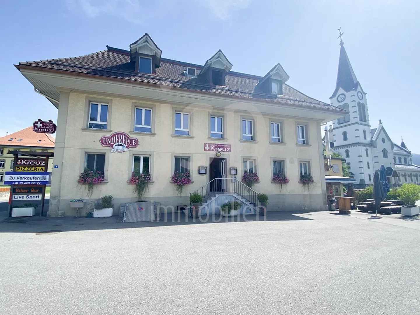 Nel centro del villaggio di Plaffeien, il ristorante Zum Goldenen Kreuz - Foto 3 di 9