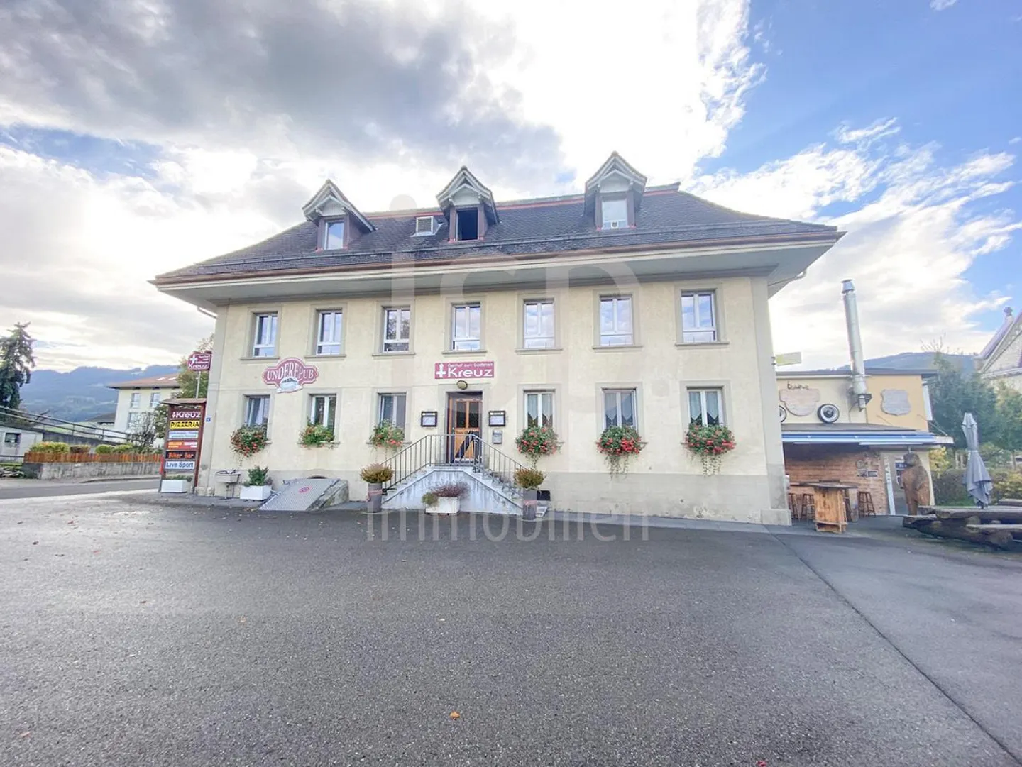 Nel centro del villaggio di Plaffeien, il ristorante Zum Goldenen Kreuz - Foto 1 di 9