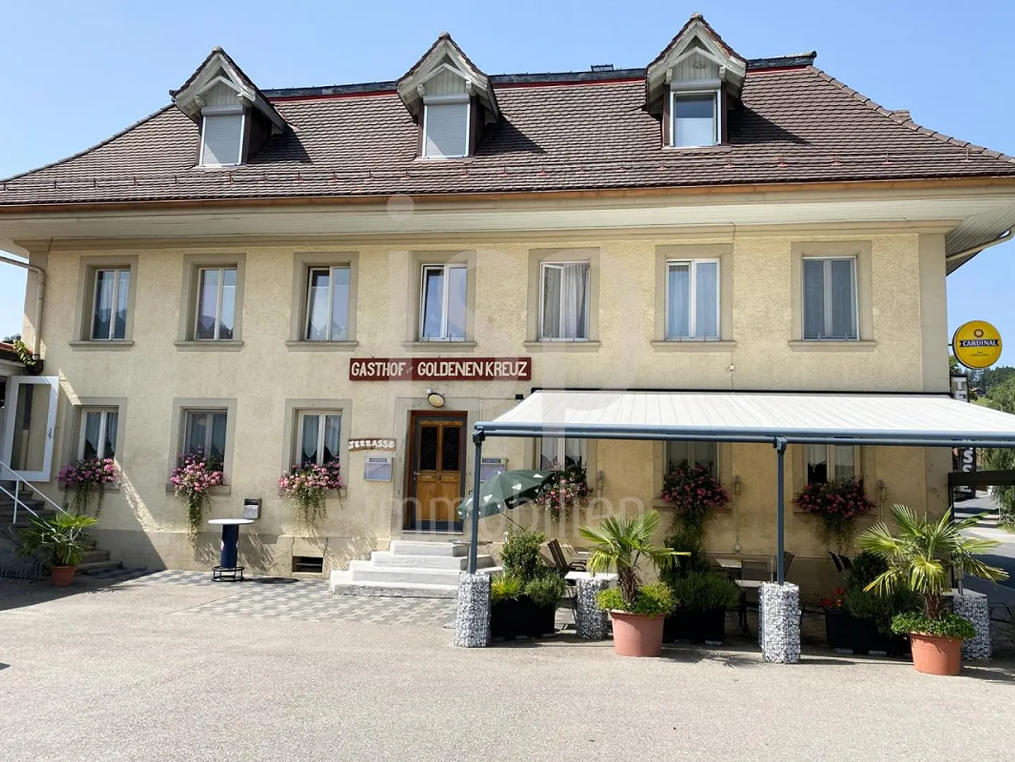 Nel centro del villaggio di Plaffeien, il ristorante Zum Goldenen Kreuz - Foto 2 di 9