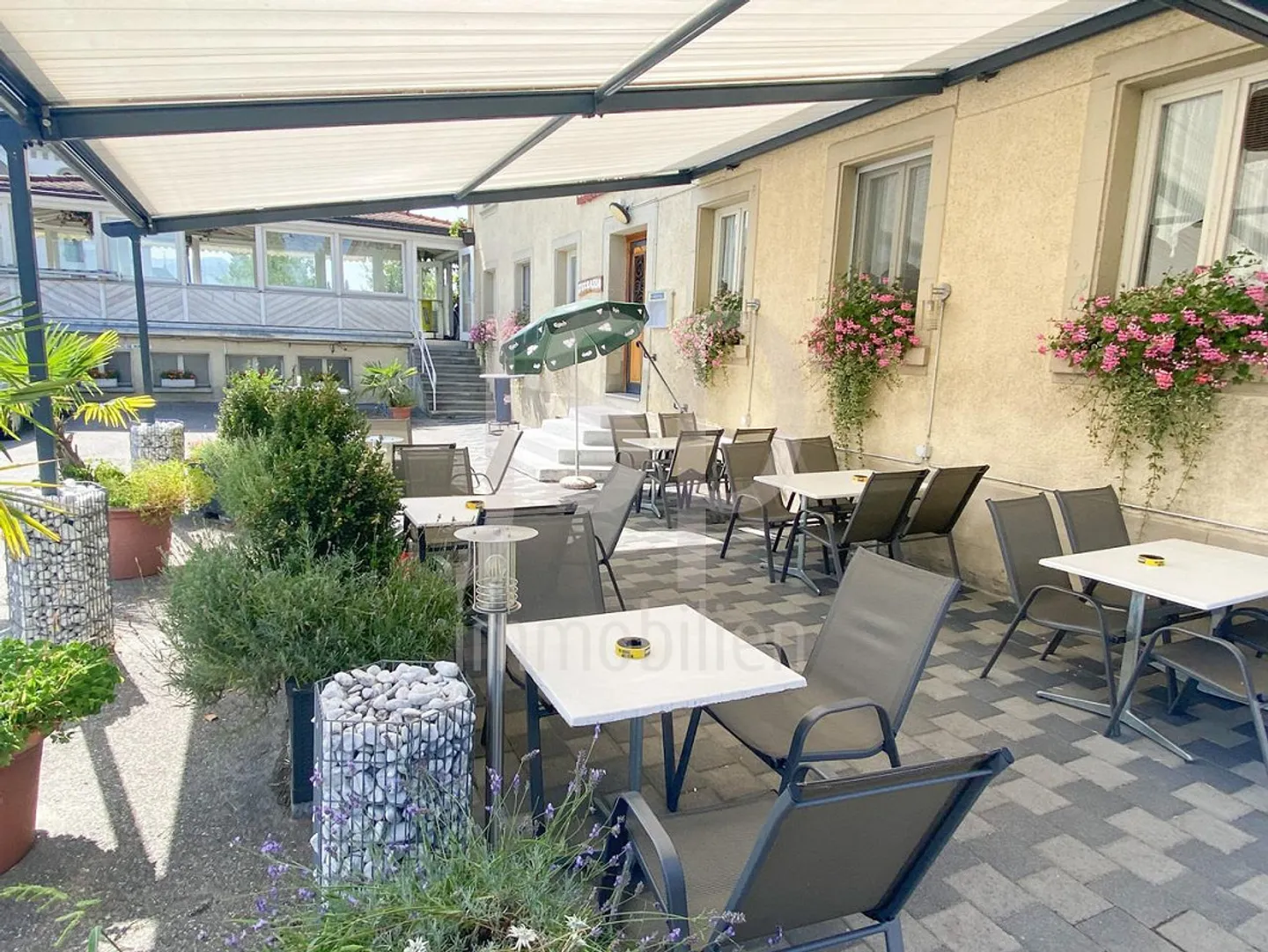 Nel centro del villaggio di Plaffeien, il ristorante Zum Goldenen Kreuz - Foto 5 di 9
