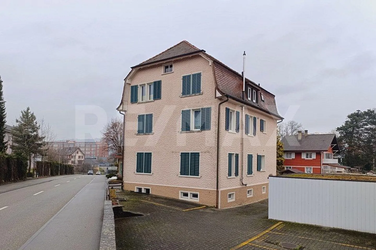 Maison multifamiliale avec 3 appartements attrayants - Photo 3 sur 10