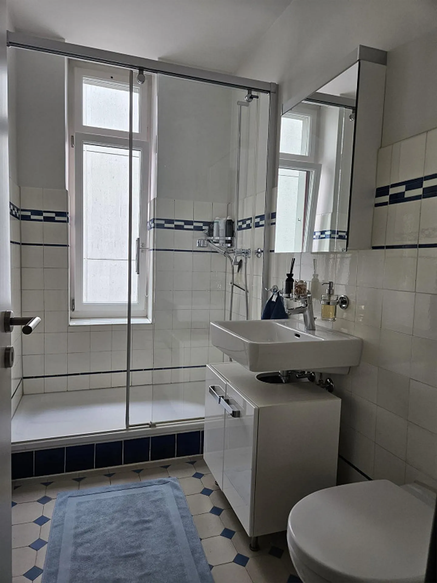 Attraktive Altbauwohnung - Kombination aus historischem Charme und mod - Photo 2 of 10