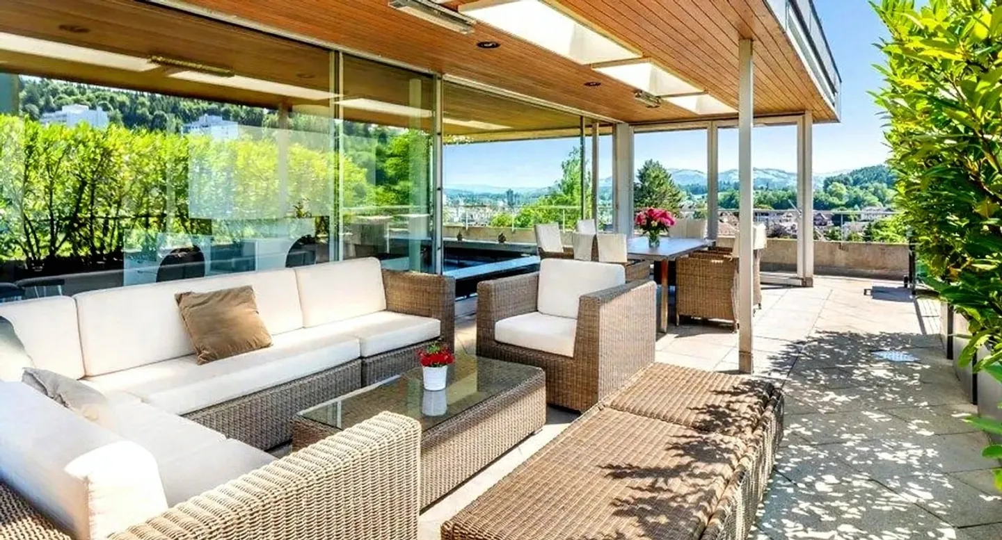 Ampio e luminoso appartamento attico con 7 stanze ! - Foto 3 di 15