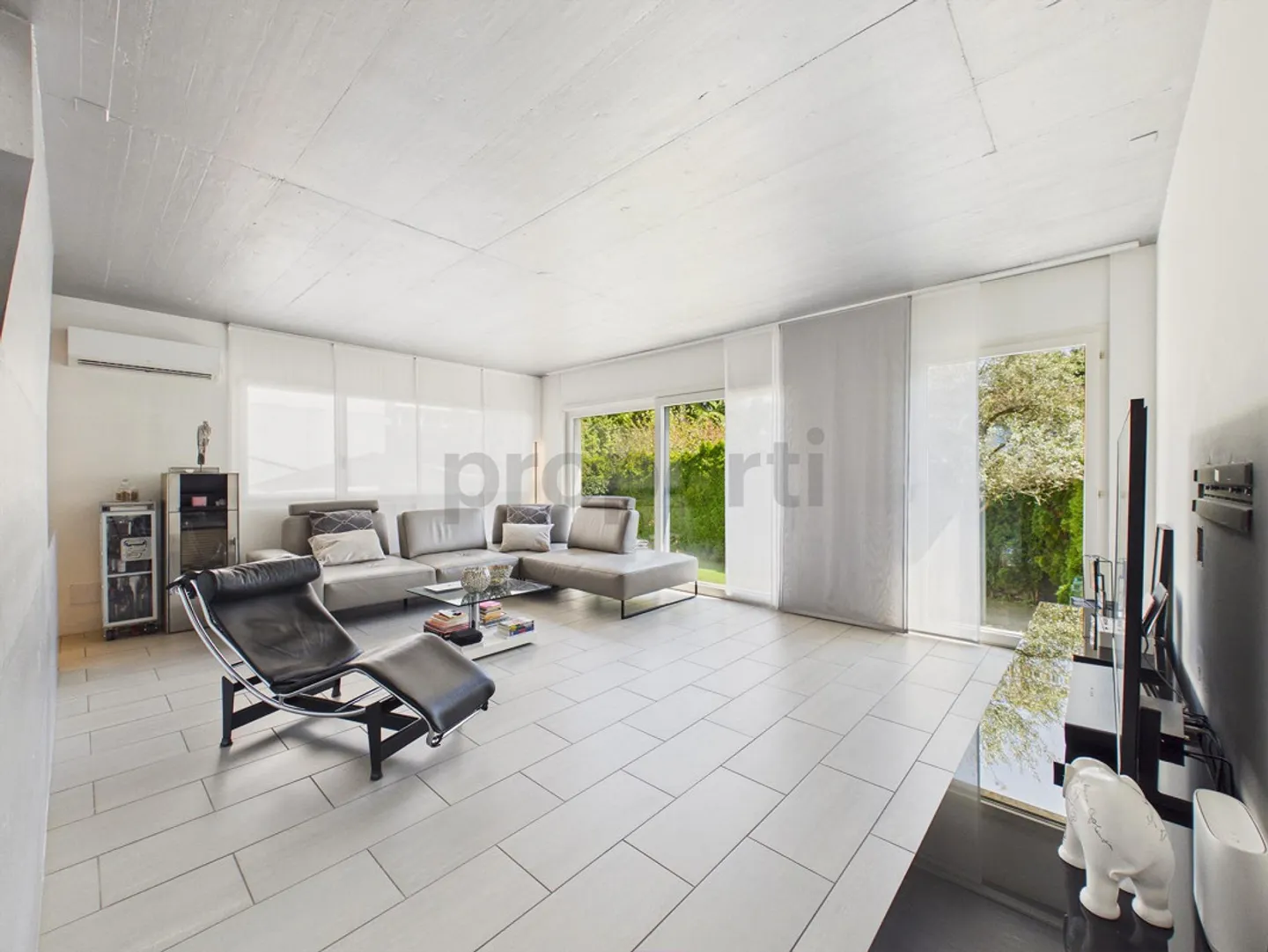 Modern villa in Ascona - Generous spaces, garden and terraces - Photo 12 of 13