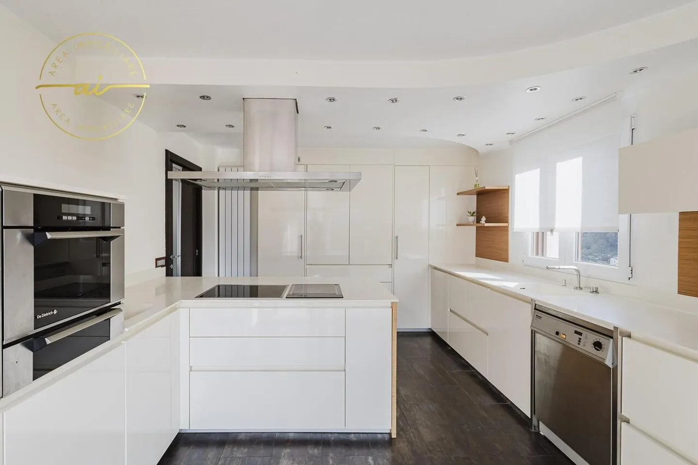 WONDERFUL SINGLE-FAMILY VILLA WITH LAKE VIEW IN FIGINO - Photo 7 of 13