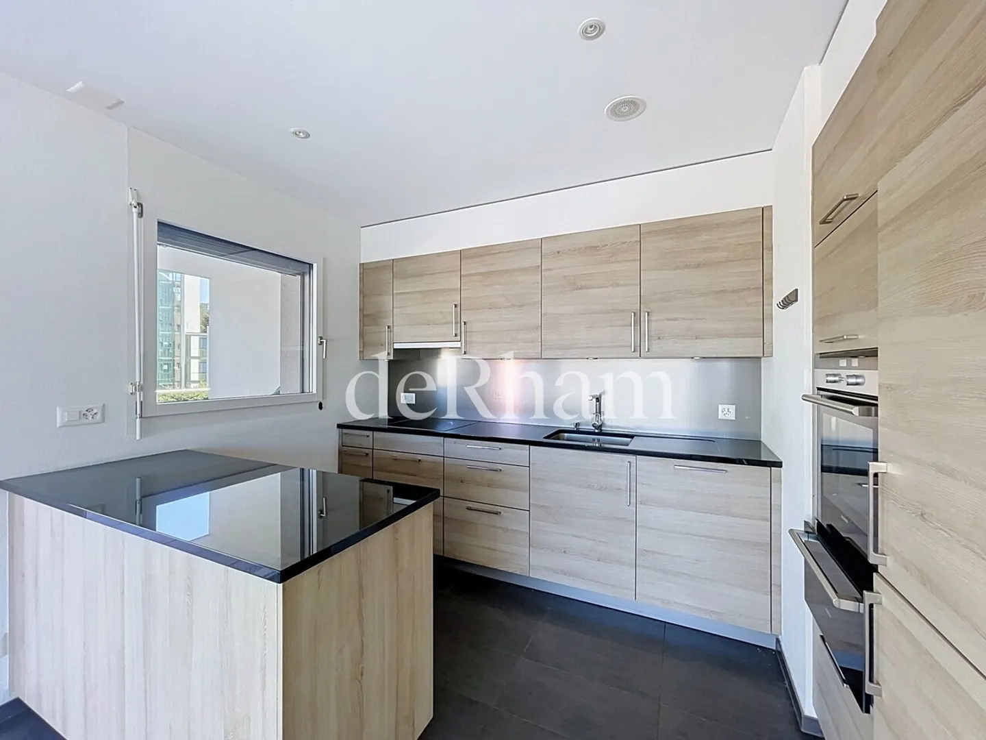 Beautiful penthouse apartment with 3.5 rooms! - Photo 2 of 9