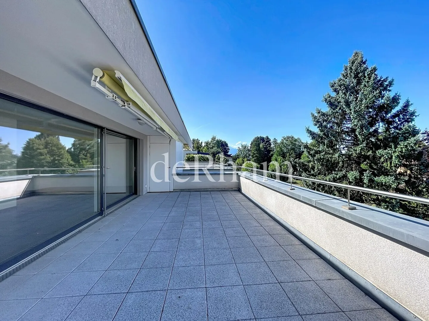 Beautiful penthouse apartment with 3.5 rooms! - Photo 3 of 9