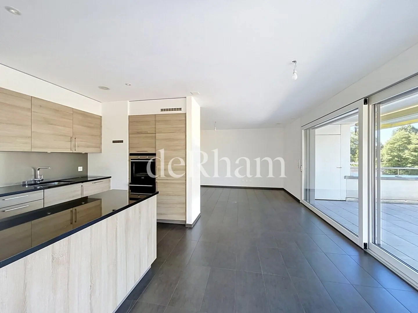 Beautiful penthouse apartment with 3.5 rooms! - Photo 4 of 9