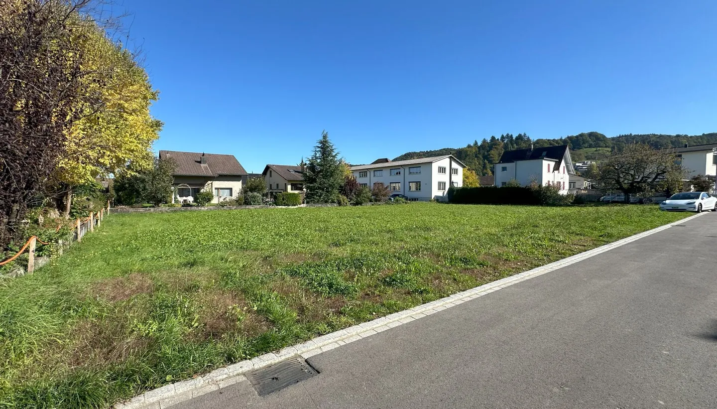 Terrain dans un emplacement bon et plat - Photo 3 sur 4