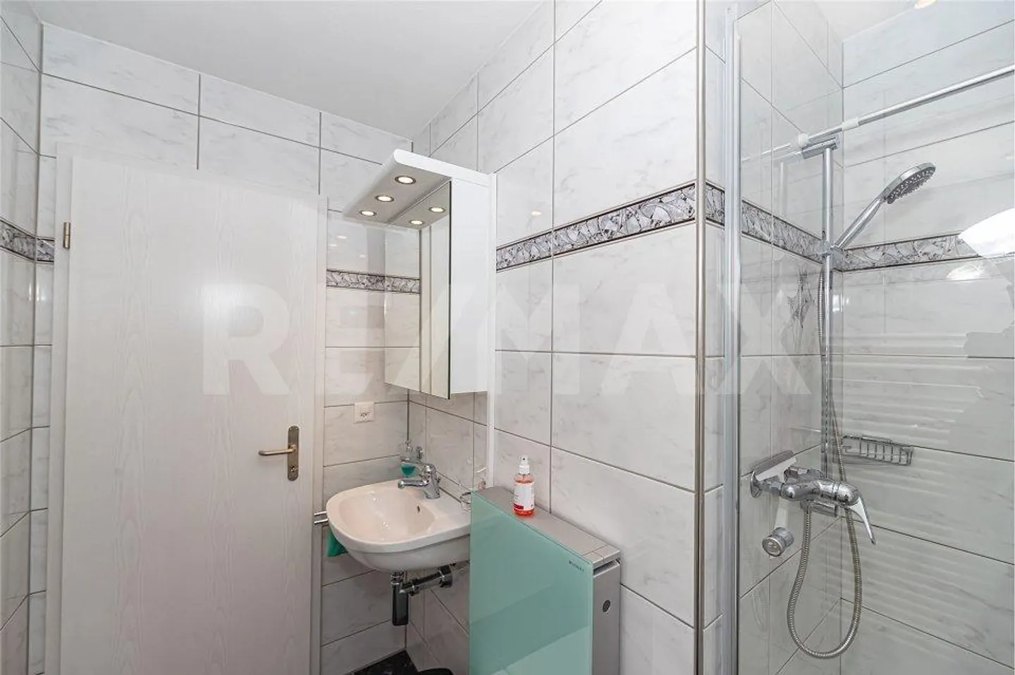 Appartamento luminoso e ben curato di 4,5 stanze con 2 balconi, arredamento moderno... - Foto 11 di 13