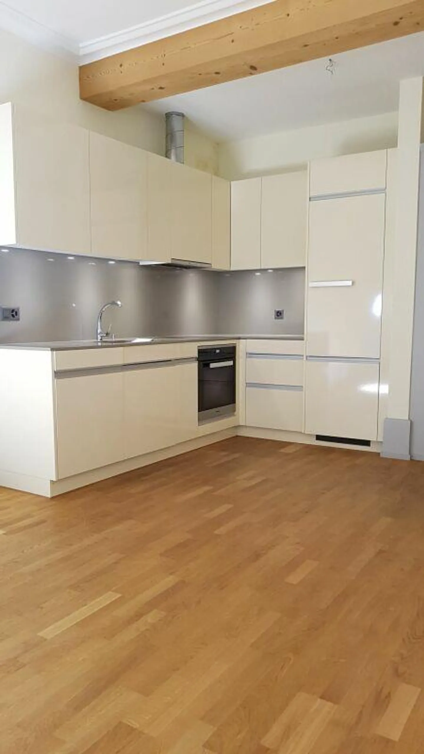 Appartement moderne, élégant et historique de 2,5 pièces à Lorraine - Photo 2 sur 8
