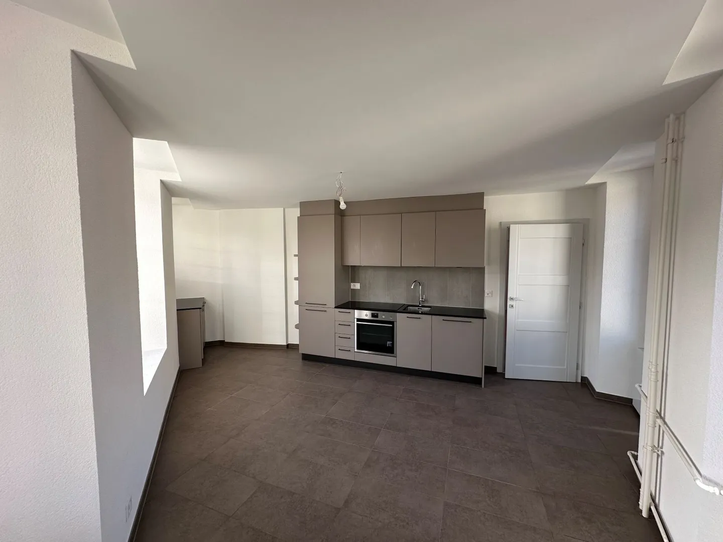 Charming 2.5 Room Apartment - Photo 2 of 8