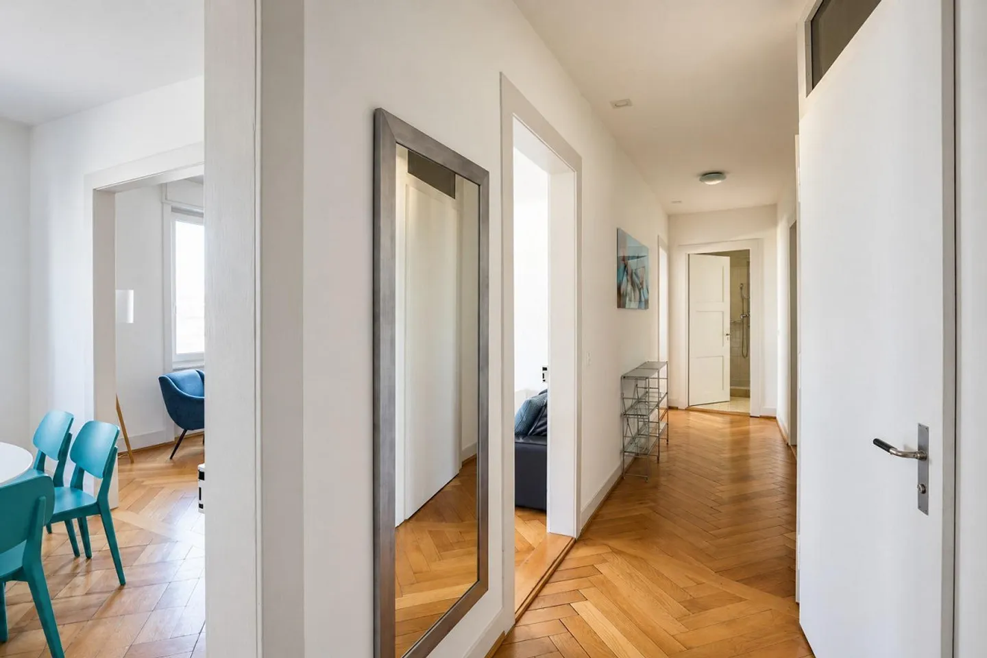 Appartement 4 pièces meublé élégant avec balcon - Photo 2 sur 9