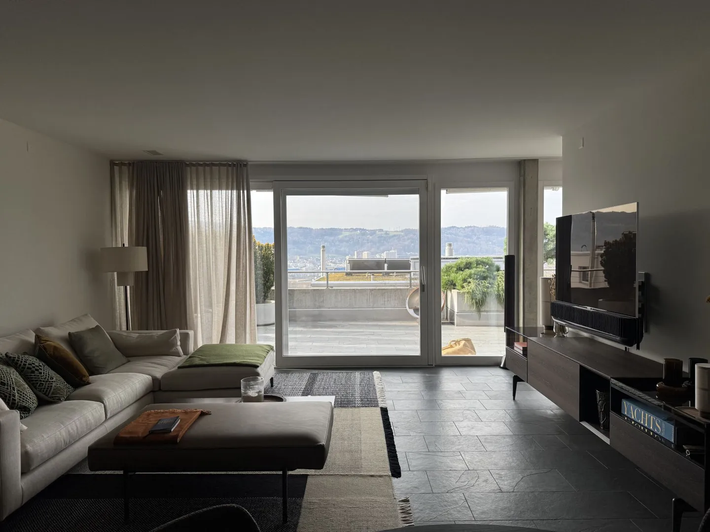 Ampio appartamento con terrazza di 4,5 stanze con vista panoramica sul Limmattal - Foto 1 di 15