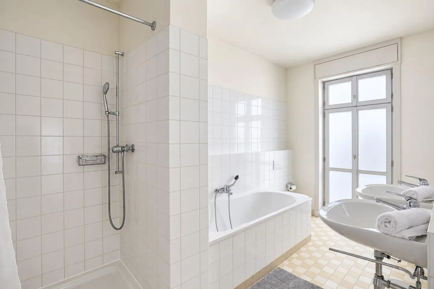 Appartement 4 pièces meublé élégant avec balcon - Photo 8 sur 9