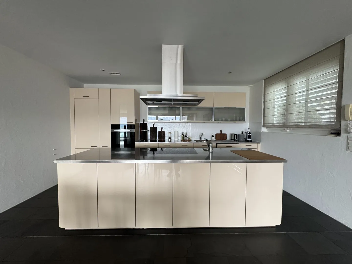 Ampio appartamento con terrazza di 4,5 stanze con vista panoramica sul Limmattal - Foto 4 di 15