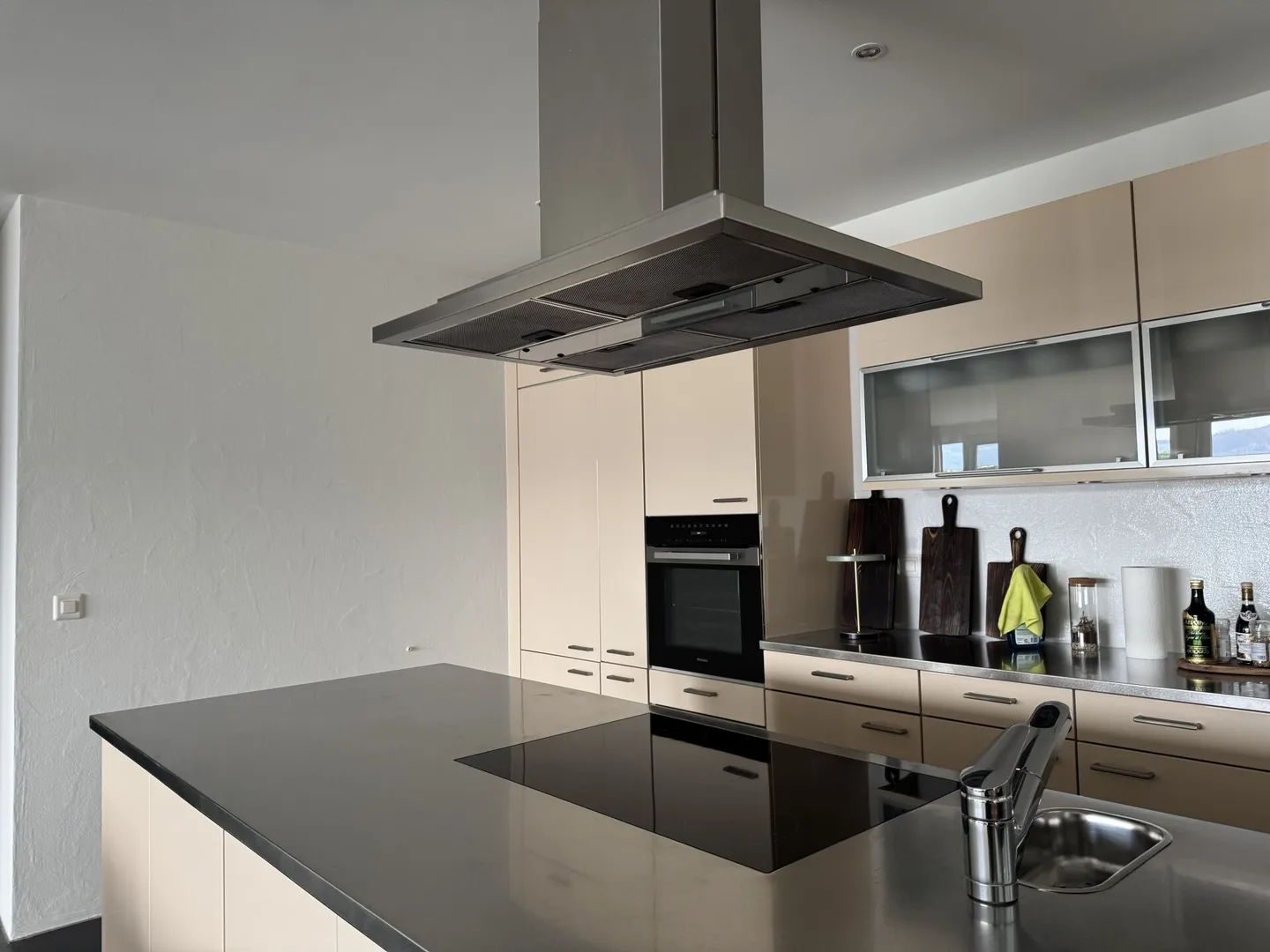 Ampio appartamento con terrazza di 4,5 stanze con vista panoramica sul Limmattal - Foto 5 di 15