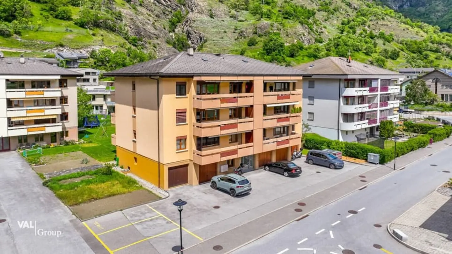 Ampio appartamento di 5,5 stanze con vista sulle montagne a Baltschieder - Foto 1 di 13