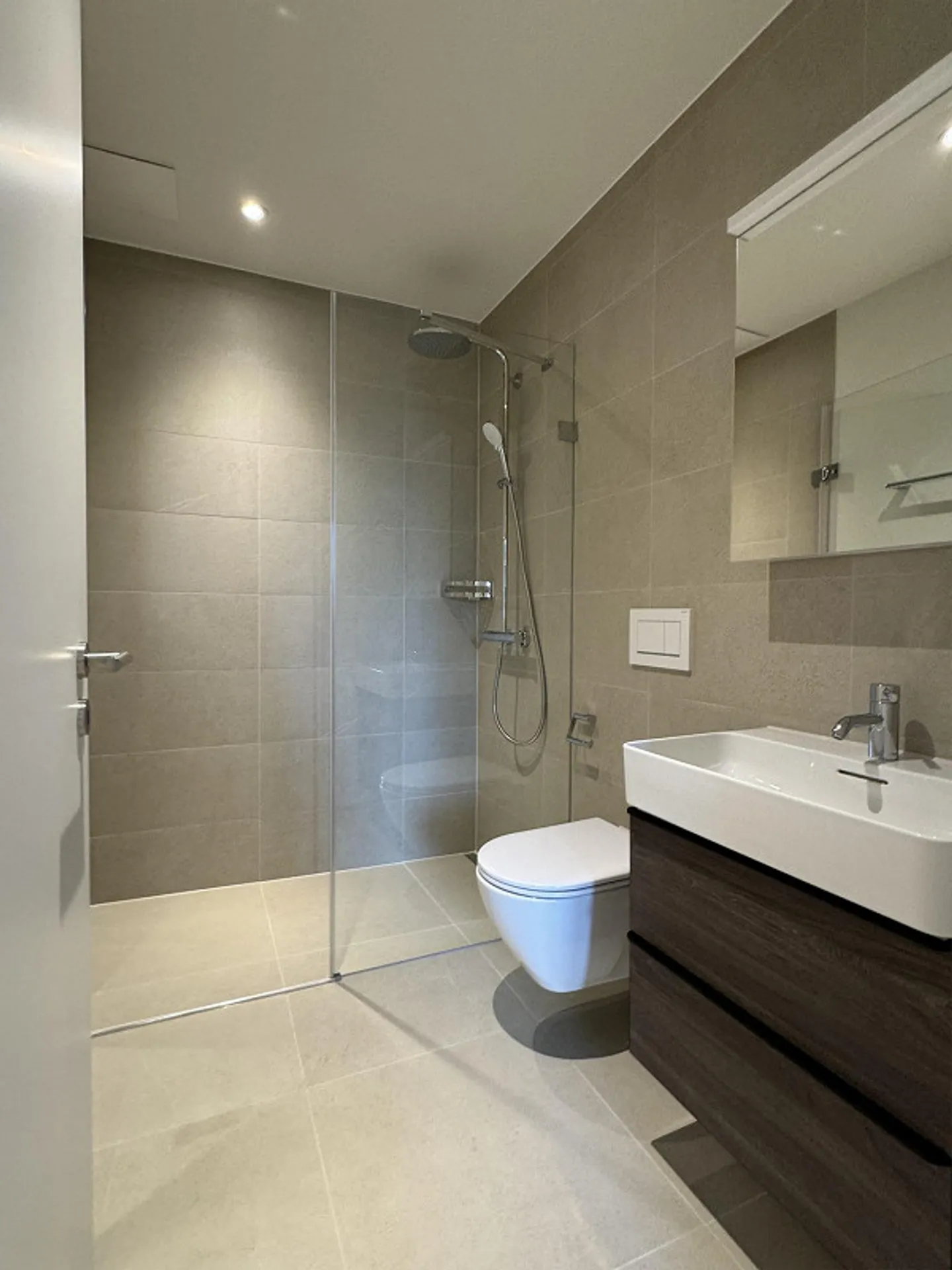 Moderne 3.5-Zimmer-Neubauwohnung im Erdgeschoss in Nürensdorf - Photo 3 of 11