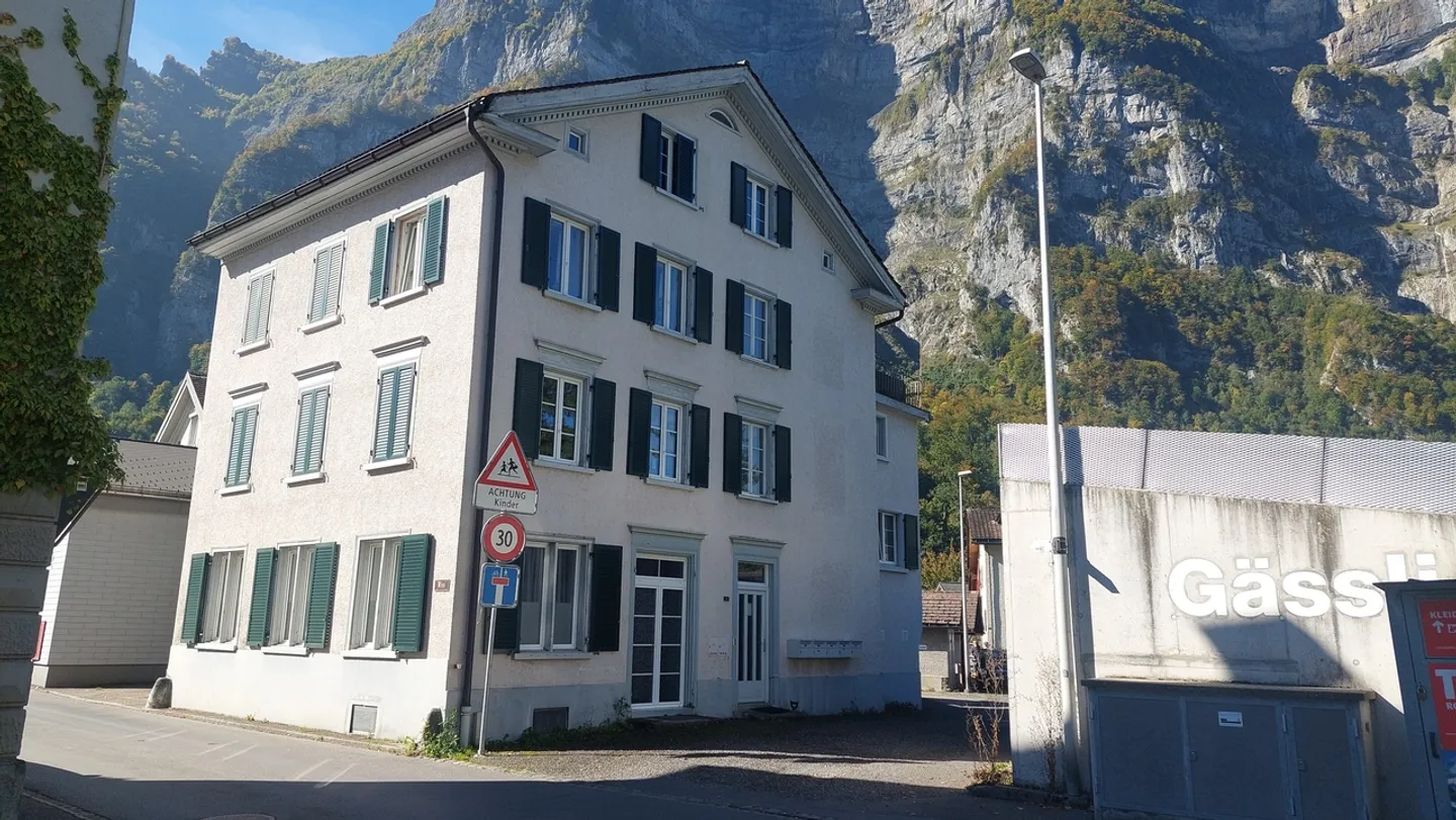 Maison multifamiliale attrayante et entièrement louée à Netstal, Canton... - Photo 2 sur 12