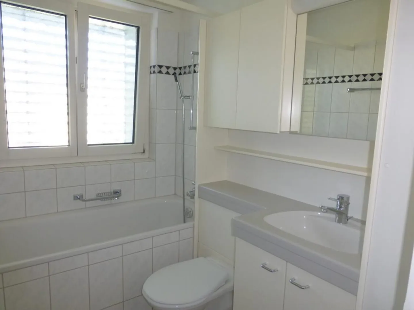 Appartement 4 pièces dans une propriété bien entretenue à louer - Photo 3 sur 5