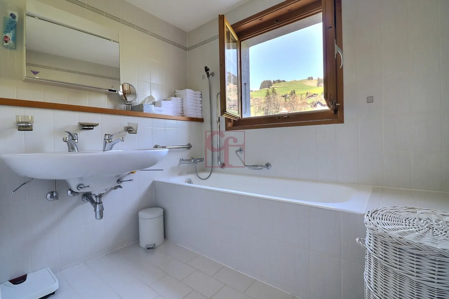 Charmante 3,5-Zimmer-Wohnung mit großer Eckterrasse in der Nähe des Zentrums - Foto 2 von 6