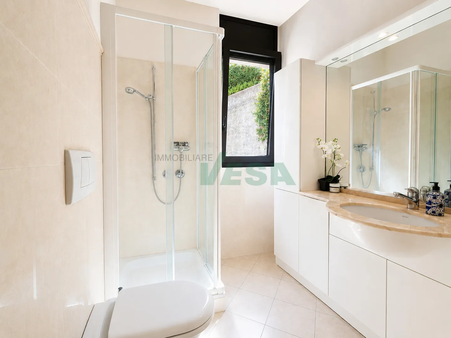 Appartement élégant et spacieux de 6,5 pièces avec jardin dans un quartier calme et vallonné - Photo 12 sur 15