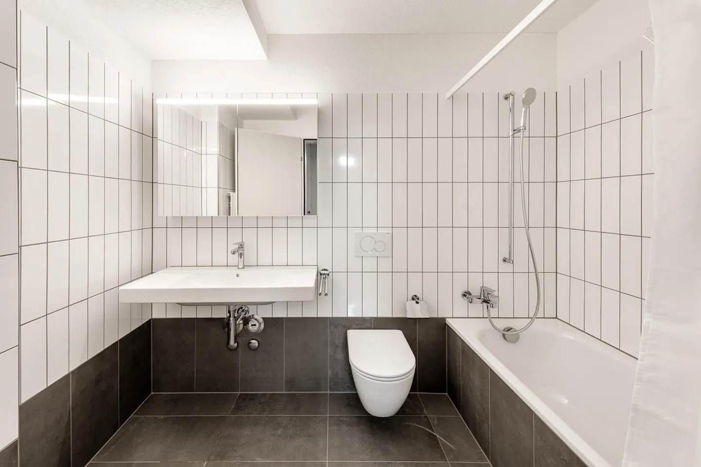 Living on two levels. Modern, stylish, renovated. - Photo 9 of 12