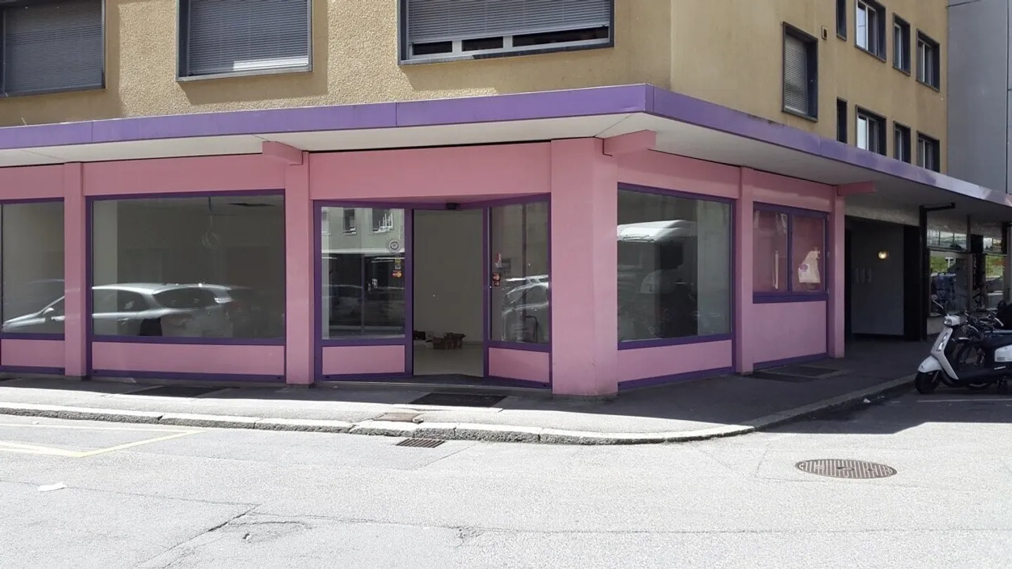 Bella superficie con vetrine di circa 101 m² completamente attrezzata - Foto 1 di 5