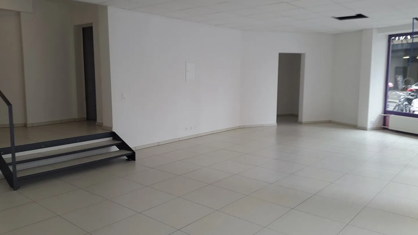 Bella superficie con vetrine di circa 101 m² completamente attrezzata - Foto 2 di 5