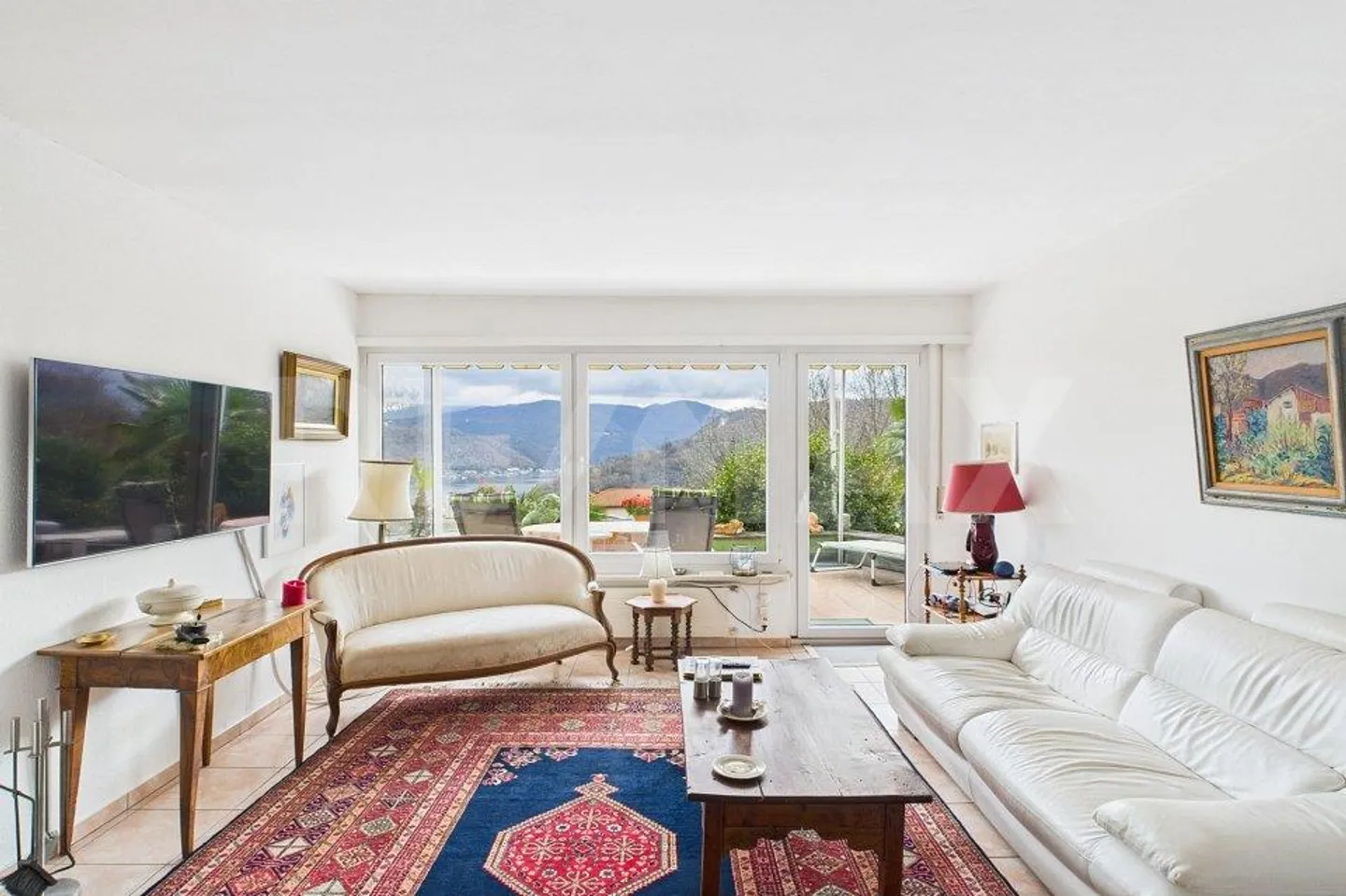 Affascinante Casa Indipendente con Vista Lago - Foto 3 di 13