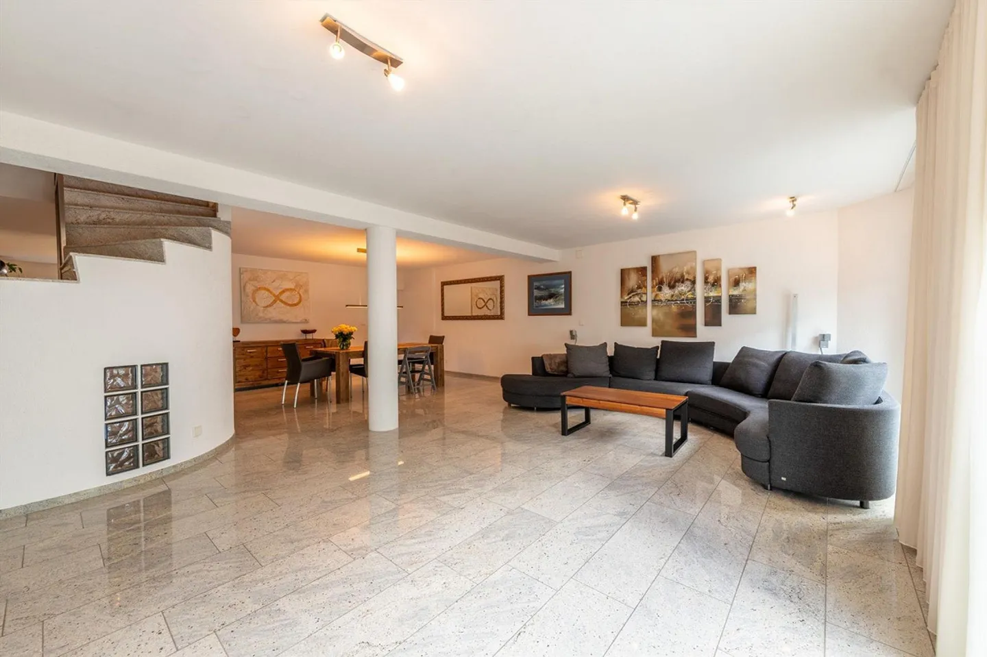 Geräumiges Familienhaus mit Garten - Foto 1 von 13