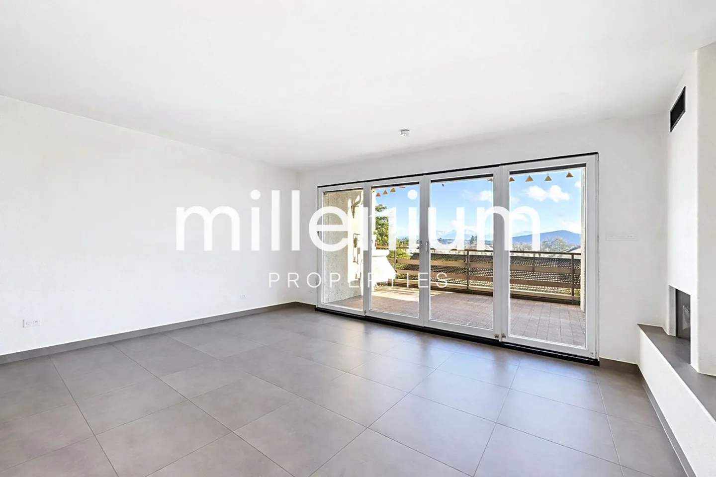 Charming apartment with garden and panoramic views - Photo 2 of 11