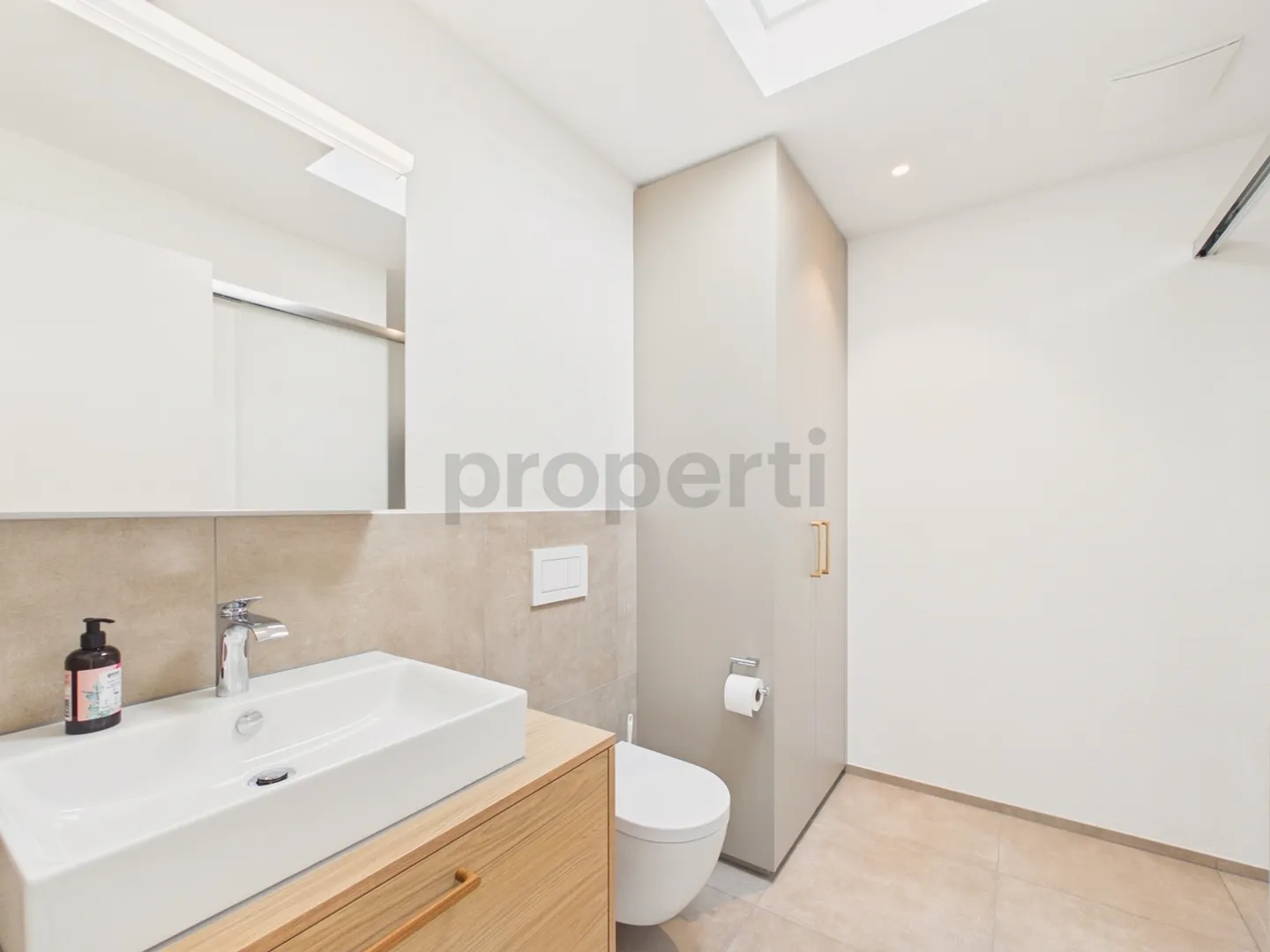 Modernes 3.5-Zimmer-Apartment mit Balkonen - Foto 8 von 12