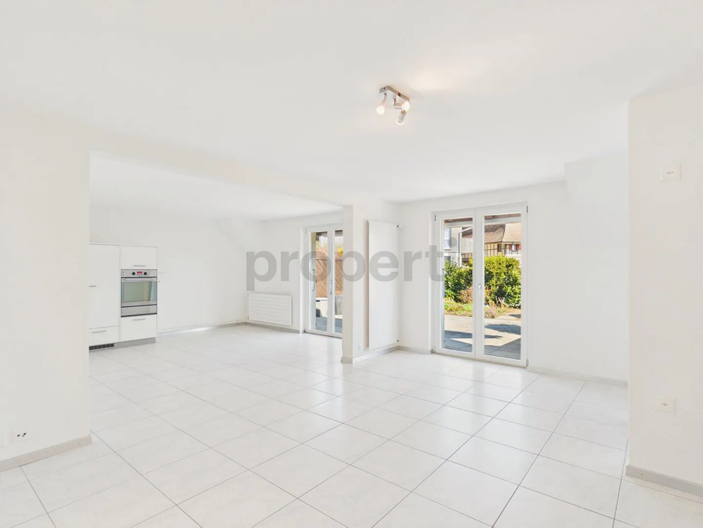 Modern 3.5-room apartment with generous layout and sunny outdoor area in Utzigen - Photo 4 of 14