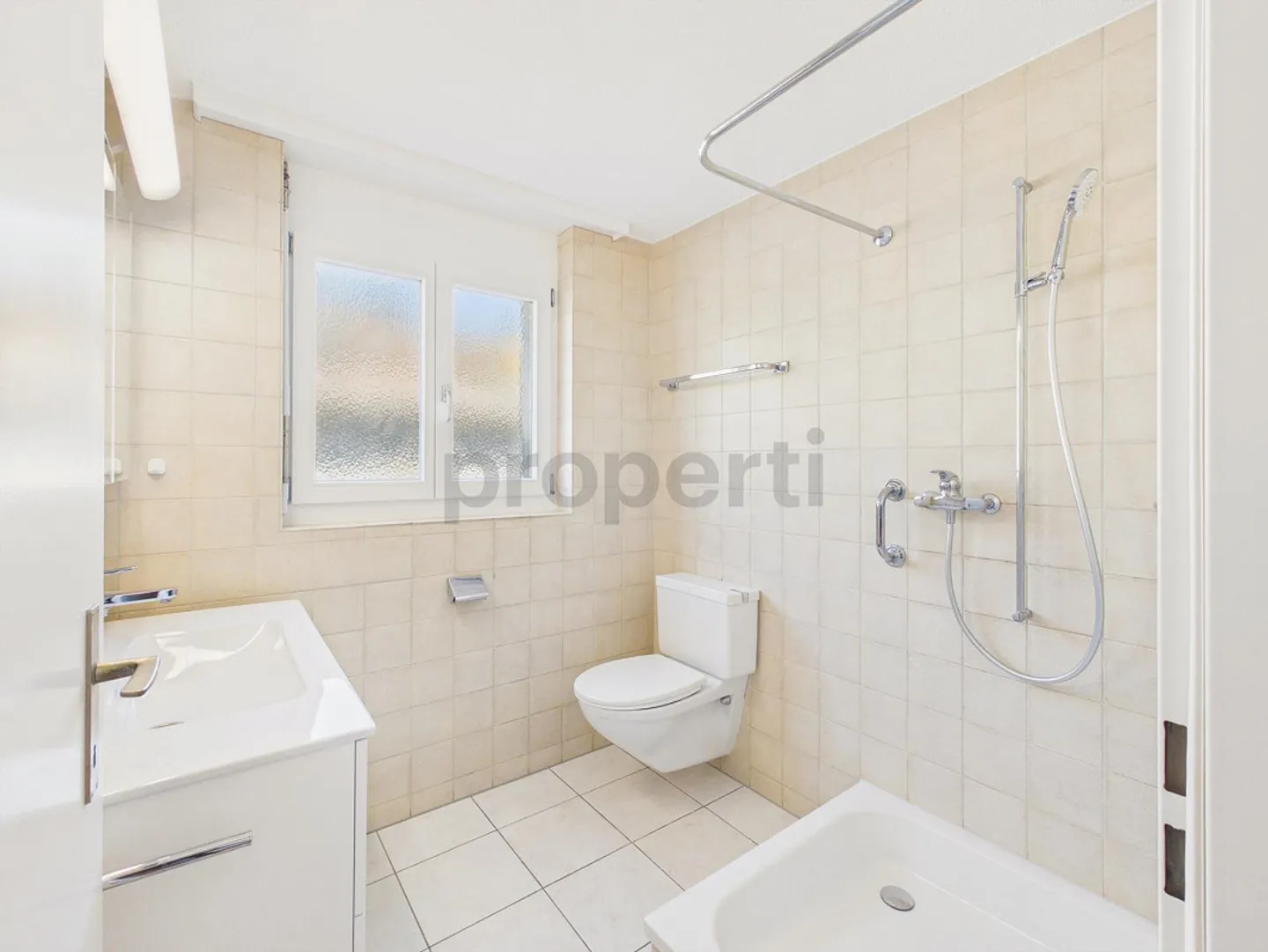 Modern 3.5-room apartment with generous layout and sunny outdoor area in Utzigen - Photo 12 of 14