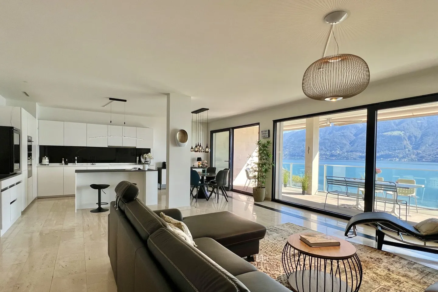 Luxury Apartment with Lake View - Photo 3 of 44