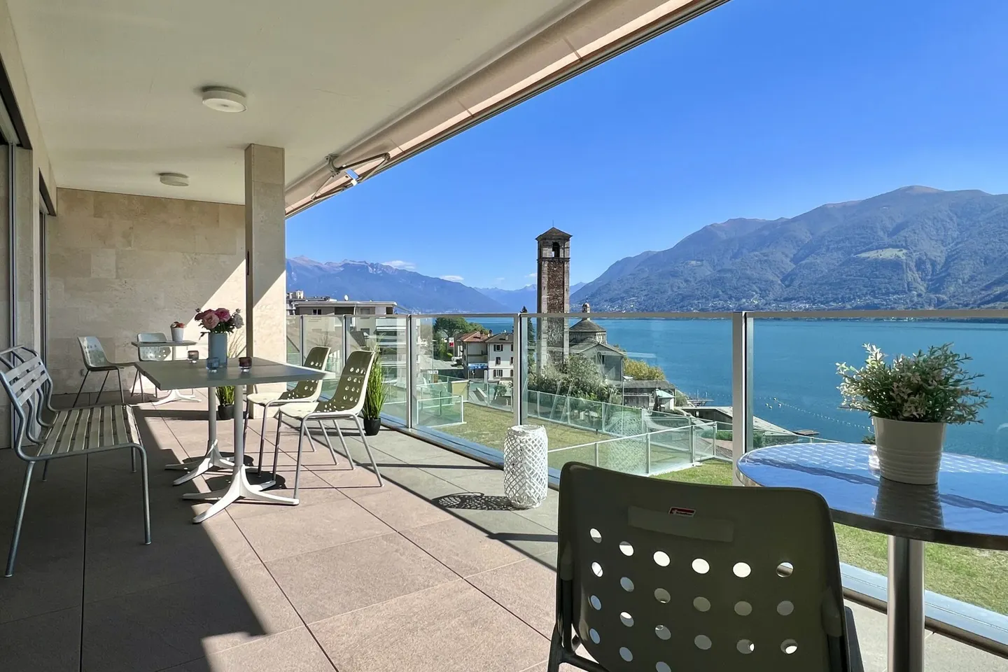 Luxury Apartment with Lake View - Photo 4 of 44